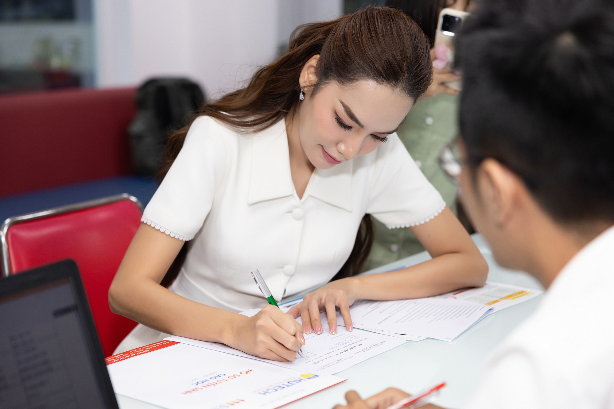 Sau đăng quang, hoa hậu L&ecirc; Ho&agrave;ng Phương nhận học bổng thạc sĩ - Ảnh 3.
