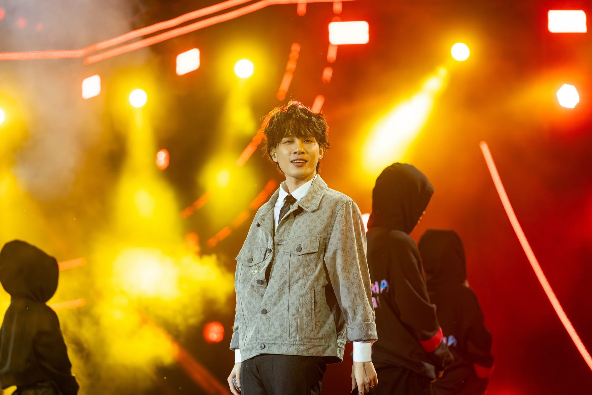 Cơn mưa lớn kh&ocirc;ng thể giảm nhiệt Let&rsquo;s Charm Fest 2023 - Ảnh 1.