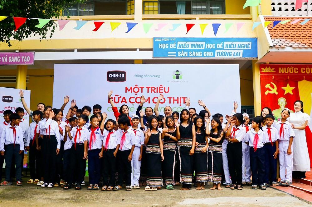 CHIN-SU t&agrave;i trợ &ldquo;Một triệu bữa cơm c&oacute; thịt&rdquo; cho trẻ v&ugrave;ng cao - Ảnh 1.