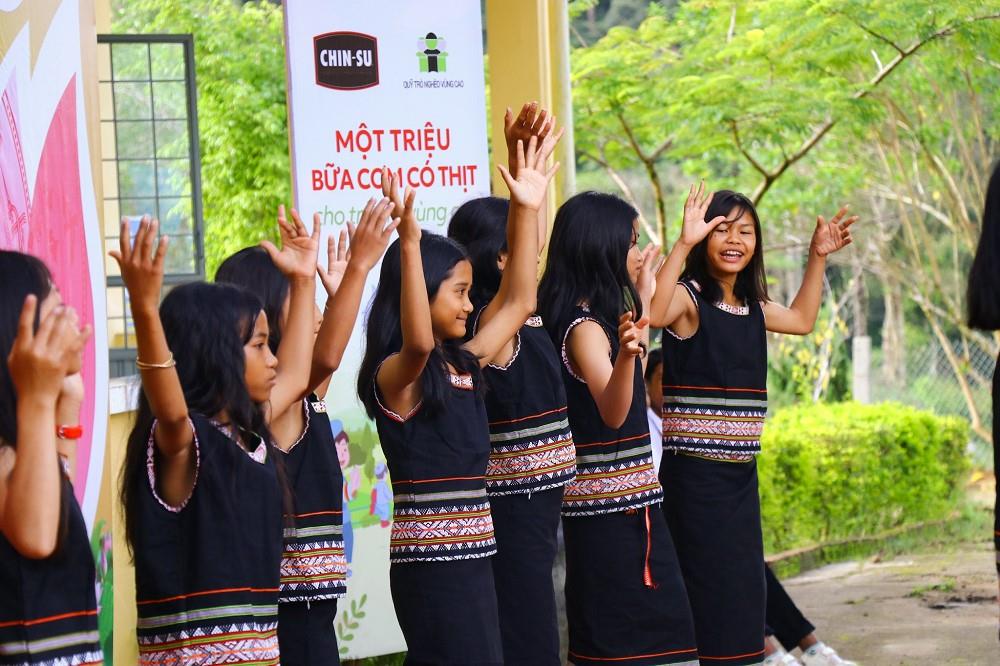 CHIN-SU t&agrave;i trợ &ldquo;Một triệu bữa cơm c&oacute; thịt&rdquo; cho trẻ v&ugrave;ng cao - Ảnh 3.