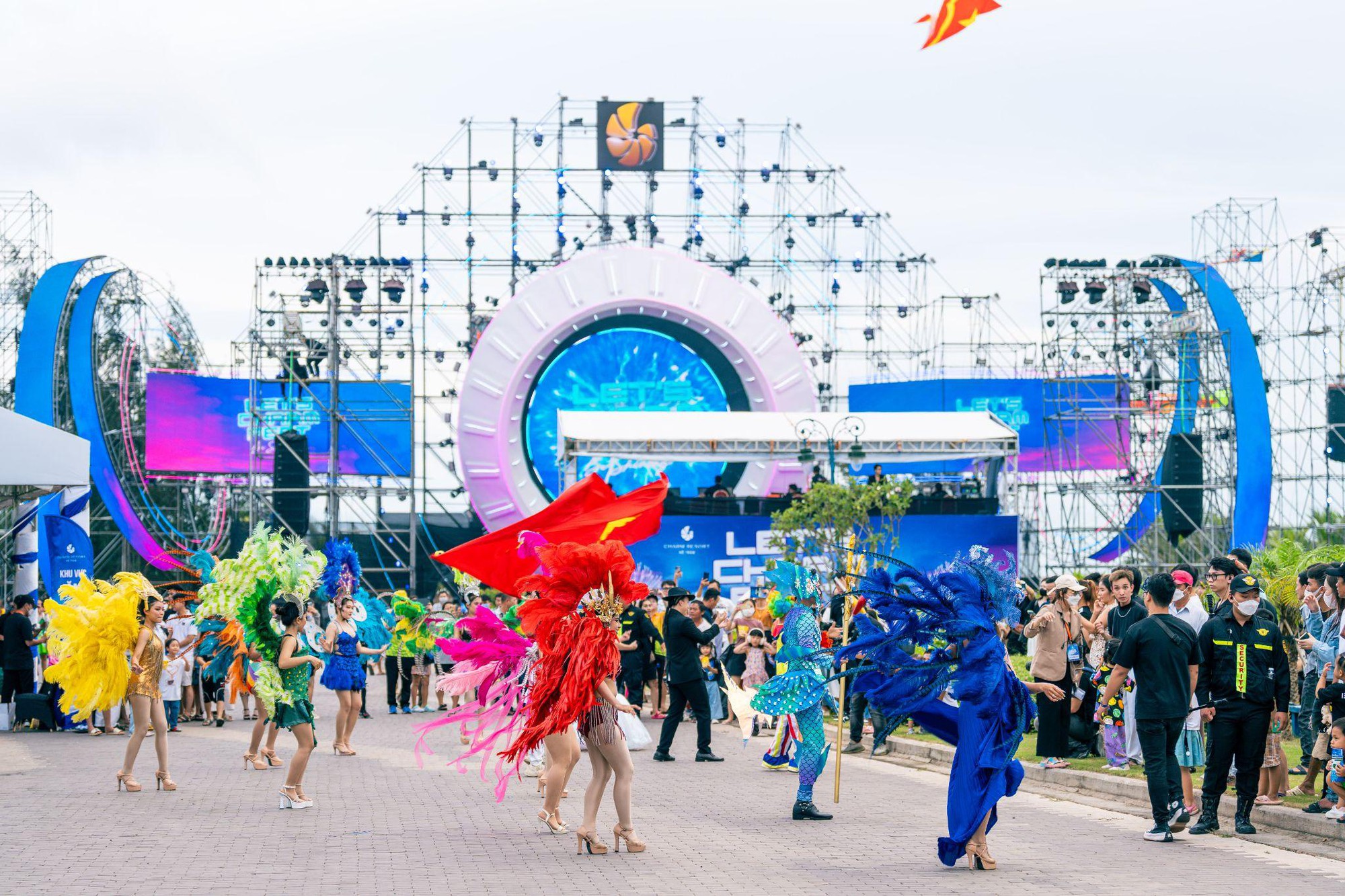Những con số &ldquo;biết n&oacute;i l&agrave;m n&ecirc;n lễ hội Lets Charm Fest 2023 ấn tượng - Ảnh 4.