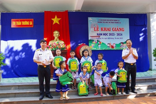 X&uacute;c động lễ khai giảng của học tr&ograve; v&ugrave;ng cao Quảng Nam v&agrave; huyện đảo Trường Sa - Ảnh 21.