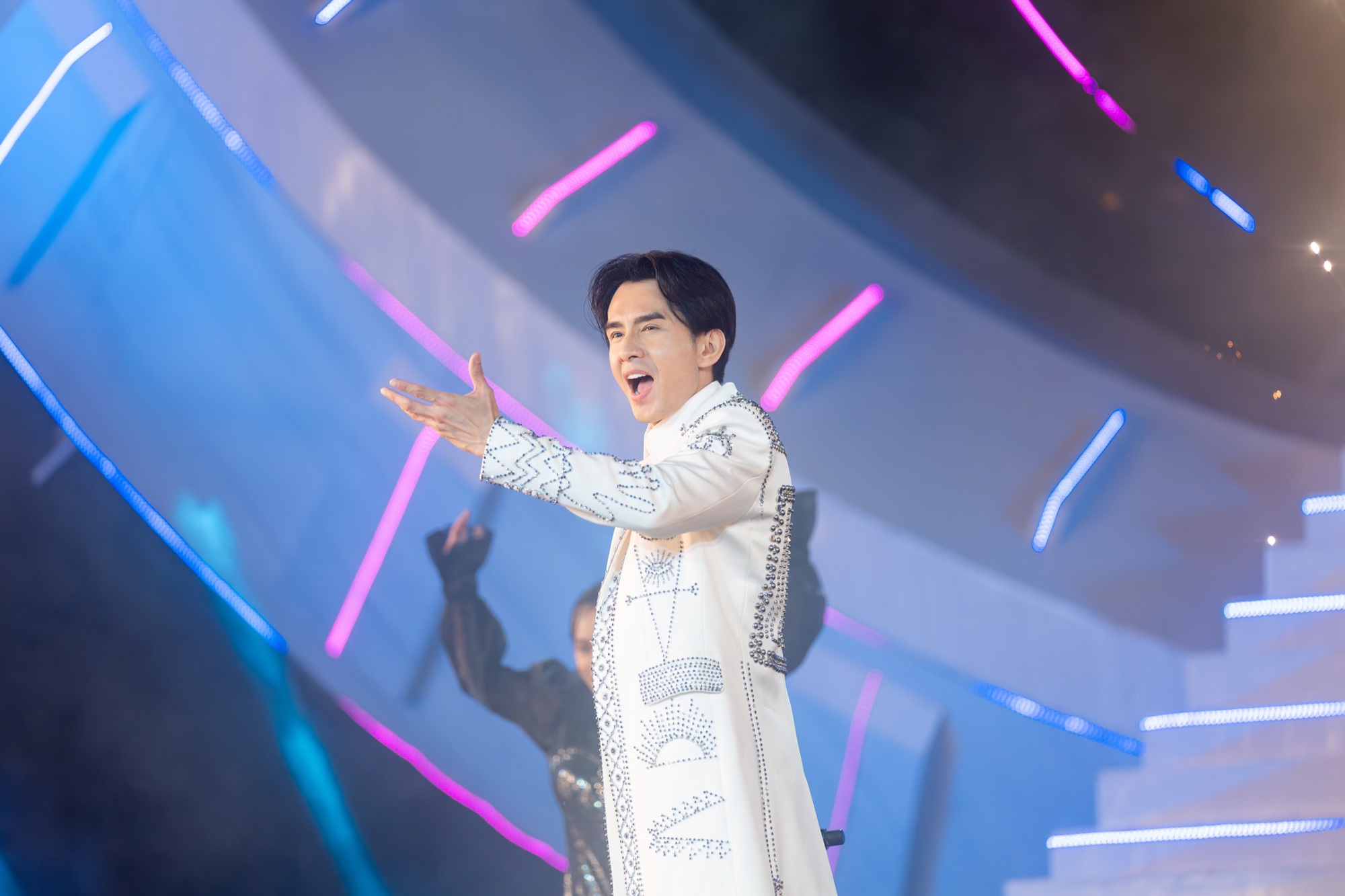 Cơn mưa lớn kh&ocirc;ng thể giảm nhiệt Let&rsquo;s Charm Fest 2023 - Ảnh 4.