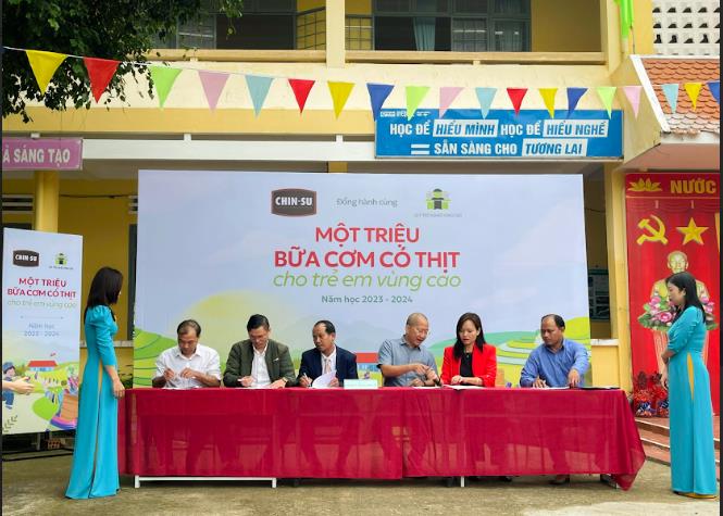 CHIN-SU t&agrave;i trợ &ldquo;Một triệu bữa cơm c&oacute; thịt&rdquo; cho trẻ v&ugrave;ng cao - Ảnh 5.