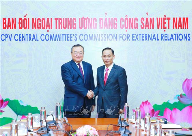 vna_potal_truong_ban_doi_ngoai_trung_uong_le_hoai_trung_hoi_dam_voi_truong_ban_lien_lac_doi_ngoai_tw_dcs_trung_quoc_stand