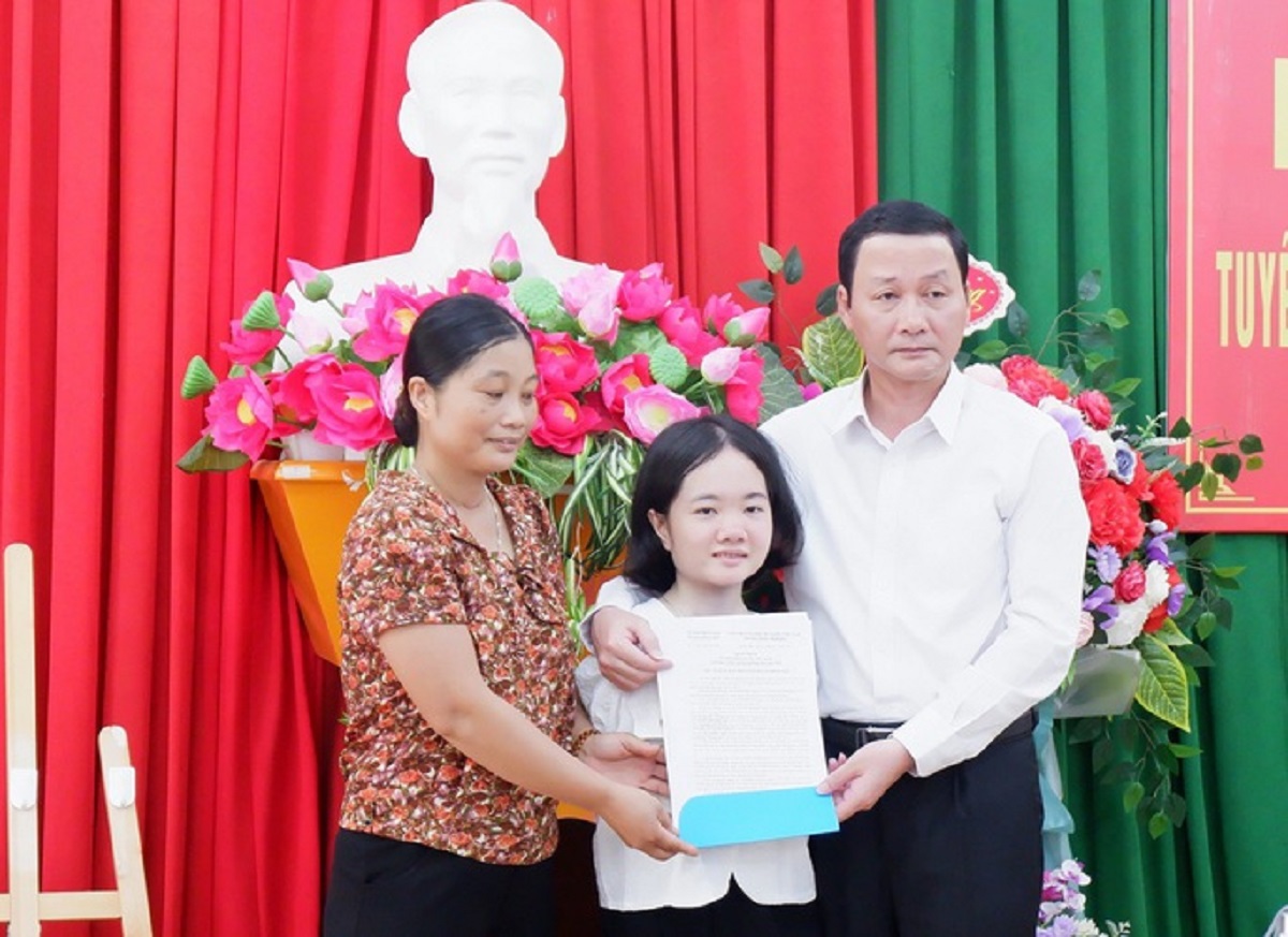 Ph&oacute; Chủ tịch nước V&otilde; Thị &Aacute;nh Xu&acirc;n thăm c&ocirc; gi&aacute;o kh&ocirc;ng tay - Ảnh 3.