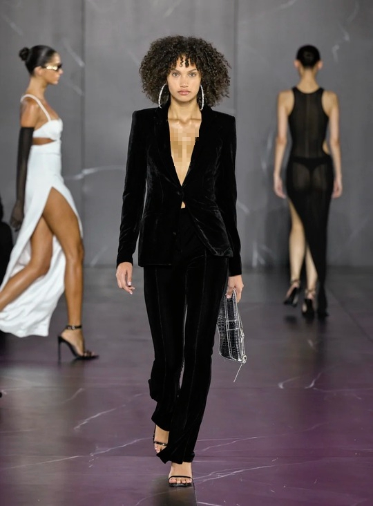 &ldquo;B&aacute;o đen&rdquo; Naomi Campbell lấp l&aacute;nh đầm xuy&ecirc;n thấu - Ảnh 7.