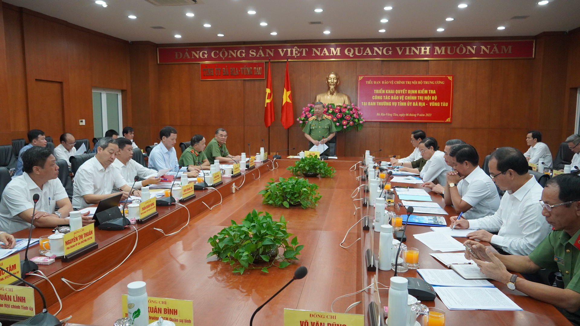 Bộ trưởng T&ocirc; L&acirc;m dự buổi c&ocirc;ng bố quyết định kiểm tra c&ocirc;ng t&aacute;c bảo vệ ch&iacute;nh trị nội bộ ở B&agrave; Rịa - Vũng T&agrave;u - Ảnh 1.