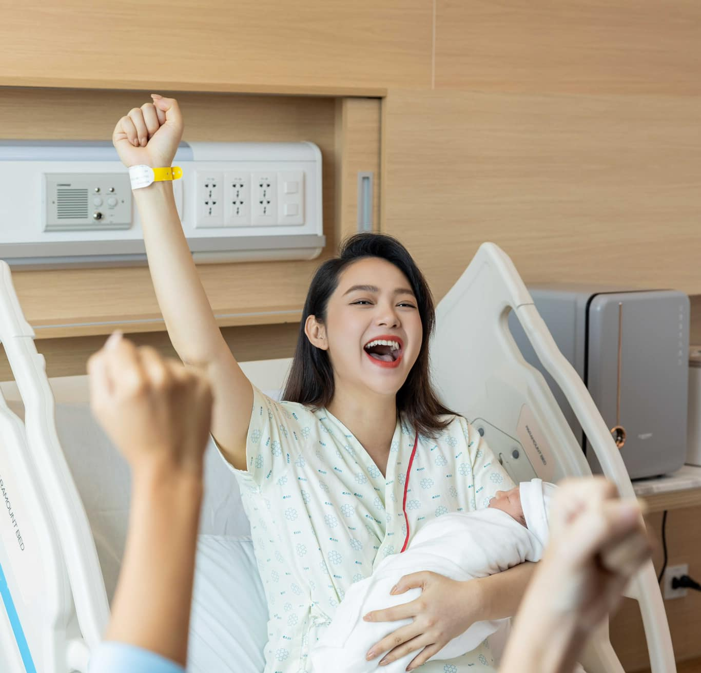 Minh Hằng trải lòng về những khó khăn khi lần đầu làm mẹ