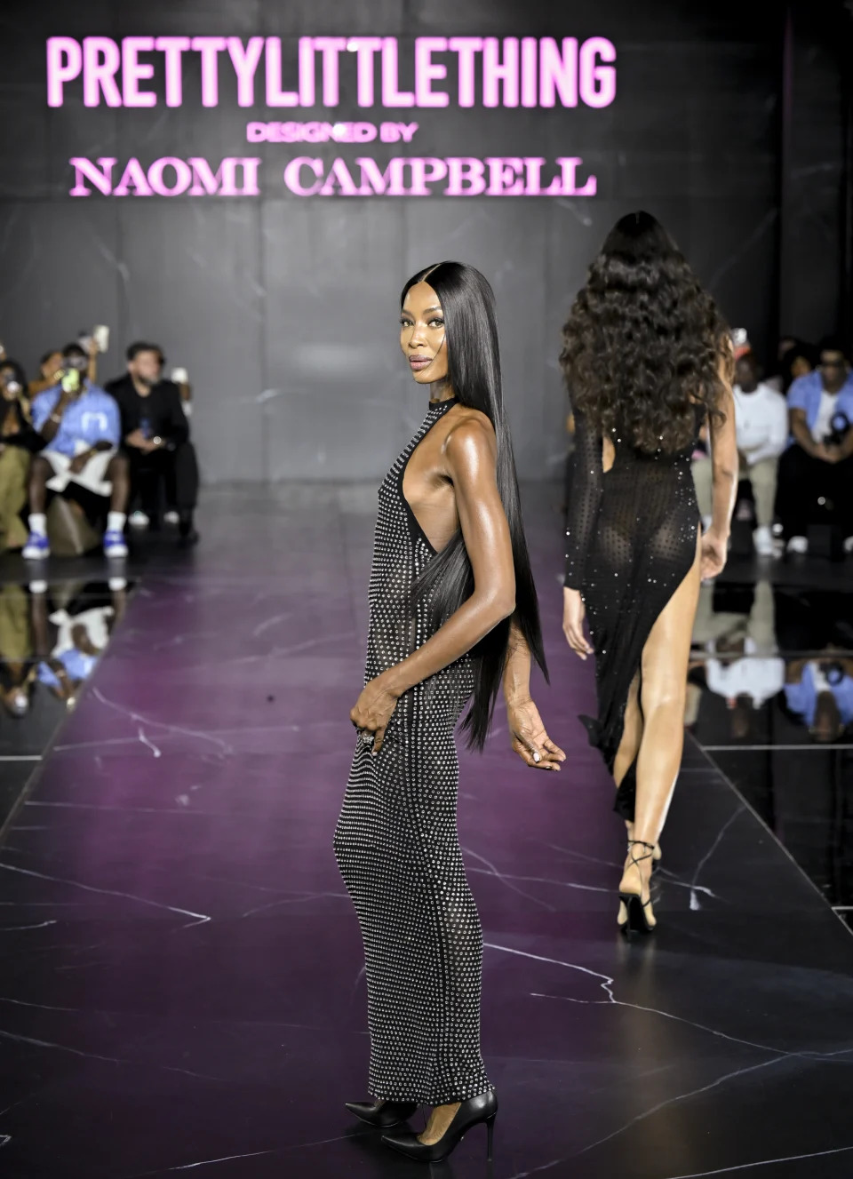 &ldquo;B&aacute;o đen&rdquo; Naomi Campbell lấp l&aacute;nh đầm xuy&ecirc;n thấu - Ảnh 2.