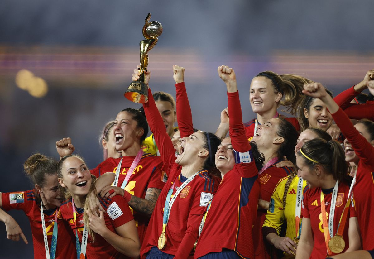 HLV v&ocirc; địch World Cup bị sa thải sau vụ cưỡng h&ocirc;n của Chủ tịch LĐBĐ T&acirc;y Ban Nha - Ảnh 4.