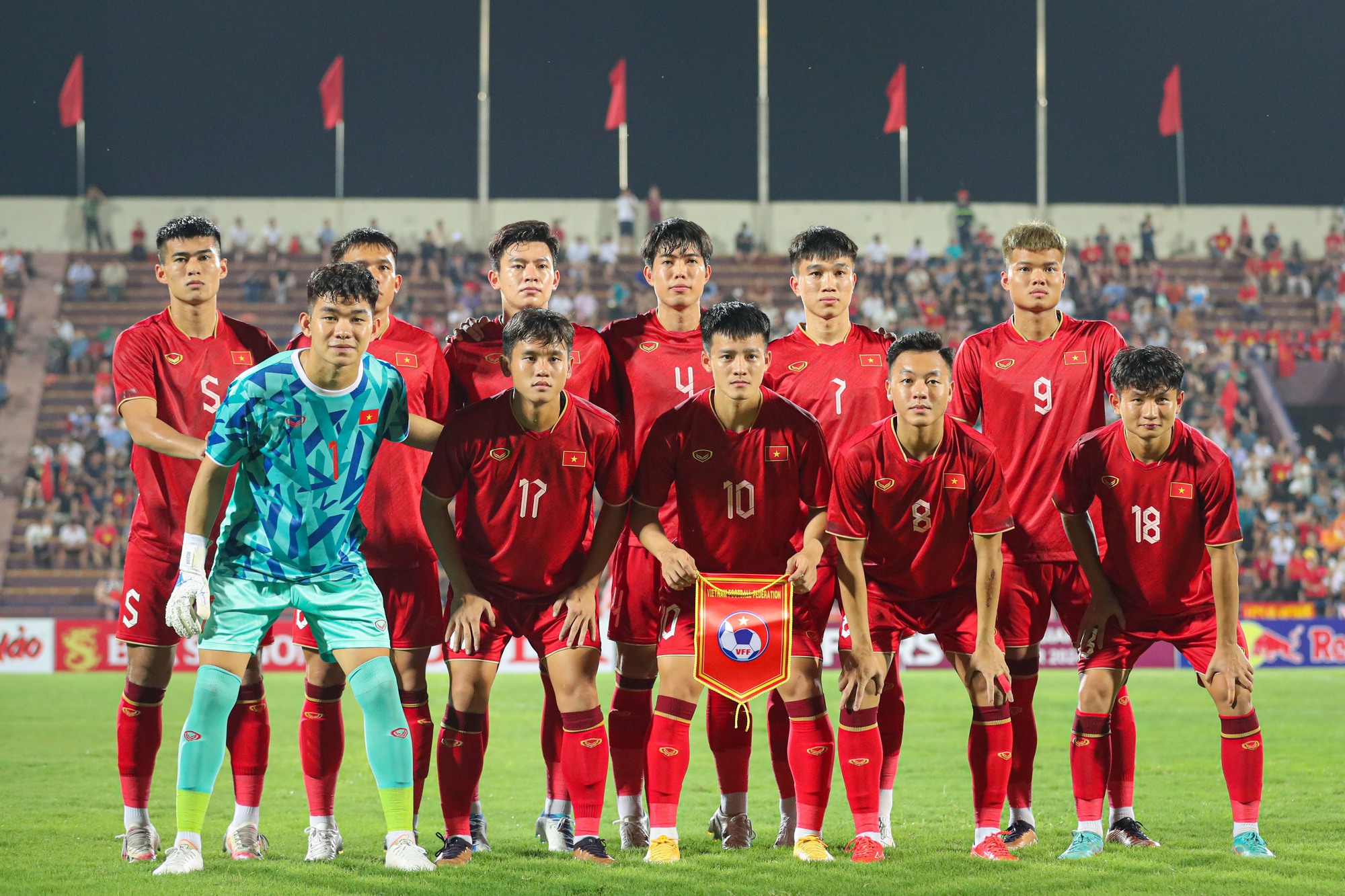 C&aacute;c nh&agrave; v&ocirc; địch V-League tỏa s&aacute;ng trong ng&agrave;y U23 Việt Nam đại thắng - Ảnh 1.