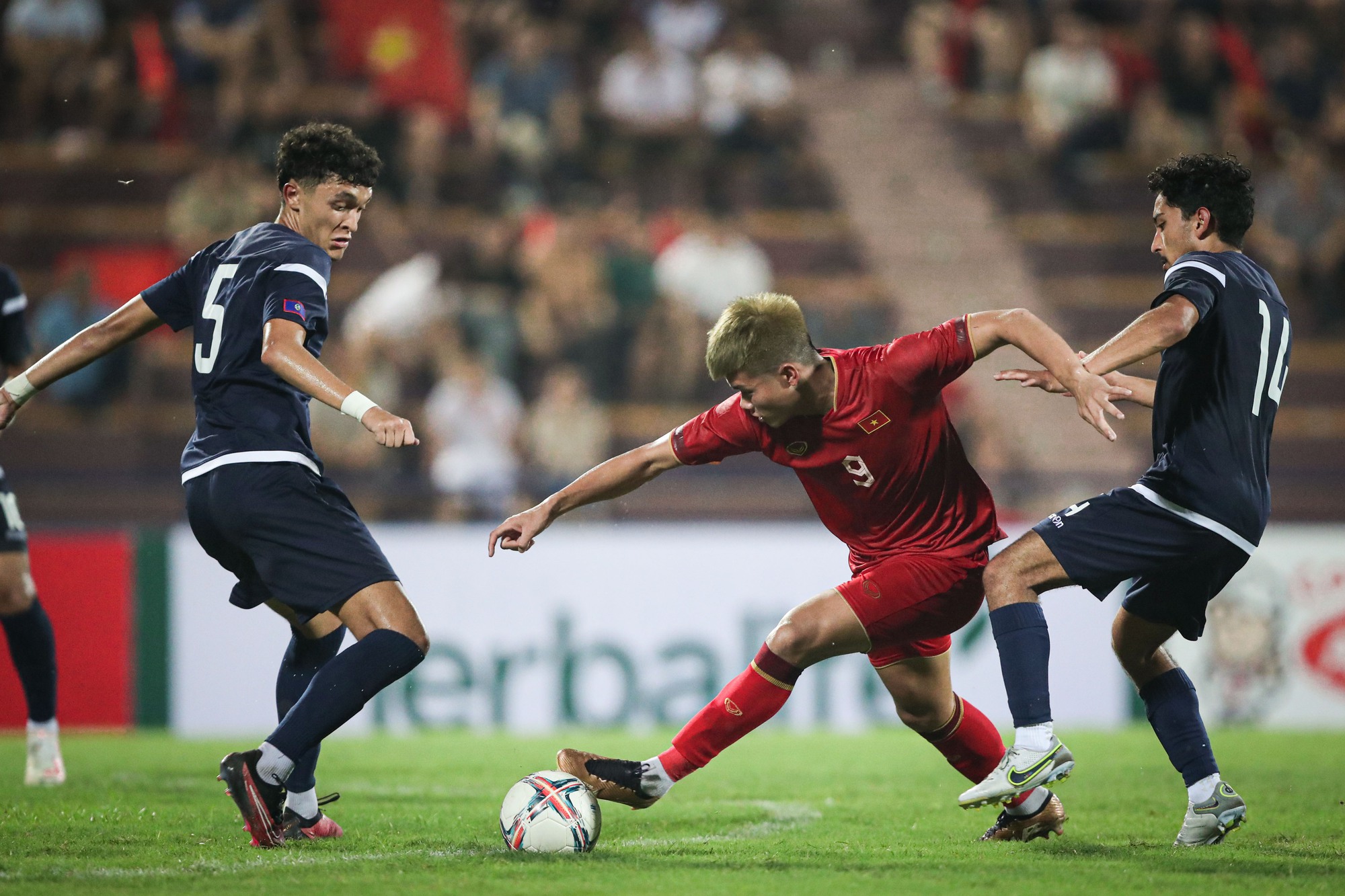 C&aacute;c nh&agrave; v&ocirc; địch V-League tỏa s&aacute;ng trong ng&agrave;y U23 Việt Nam đại thắng - Ảnh 3.