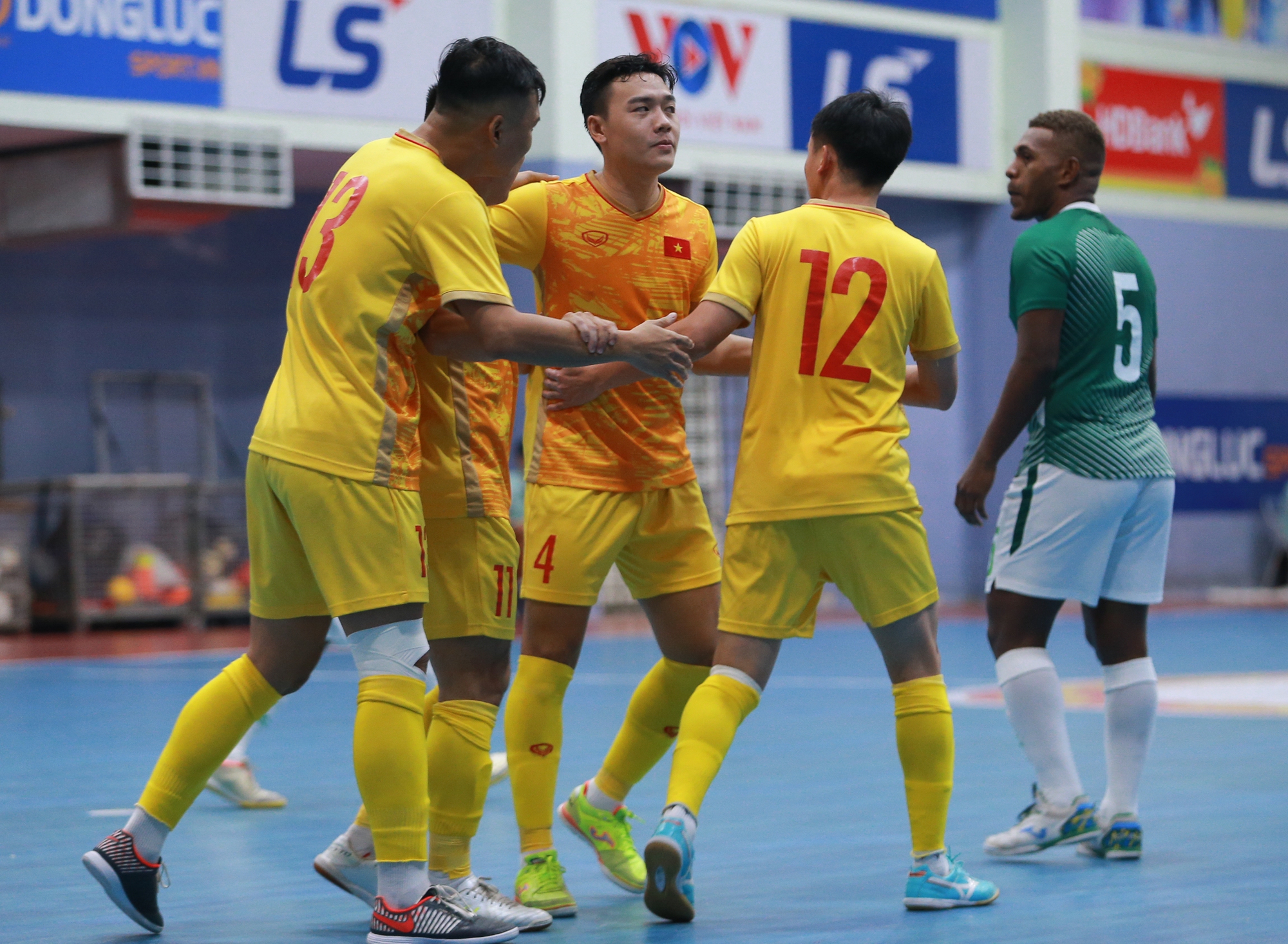 Tuyển Futsal Việt Nam hội qu&acirc;n, chuẩn bị t&aacute;i đấu tuyển Nga - Ảnh 2.