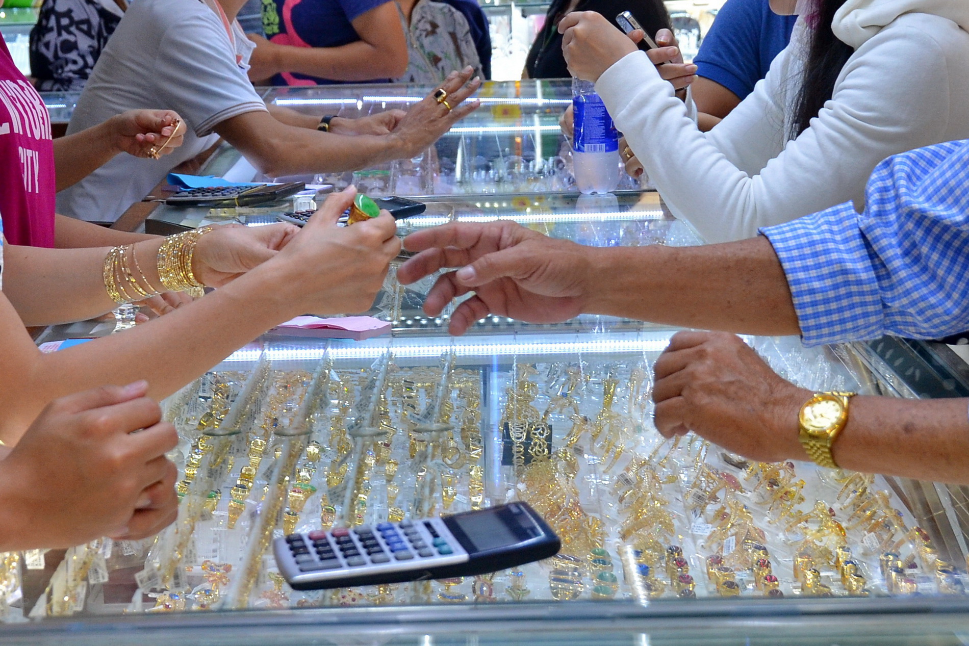 Gi&aacute; v&agrave;ng h&ocirc;m nay 7-9: USD tiếp tục tăng gi&aacute;, v&agrave;ng giảm tiếp - Ảnh 1.