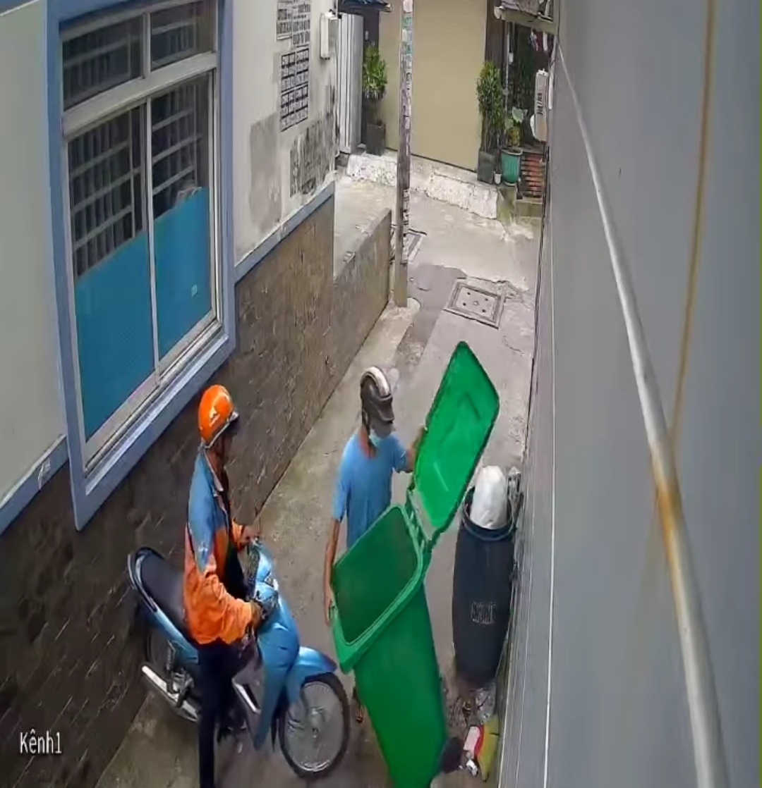 Clip 2 phút 4 giây ghi lại cảnh 2 thanh niên... trộm thùng rác!