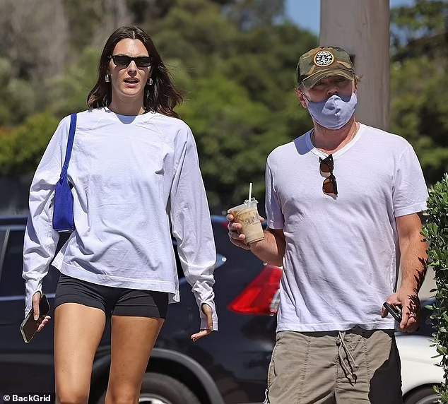 Leonardo DiCaprio h&ocirc;n đắm đuối người mẫu &Yacute; 25 tuổi - Ảnh 7.