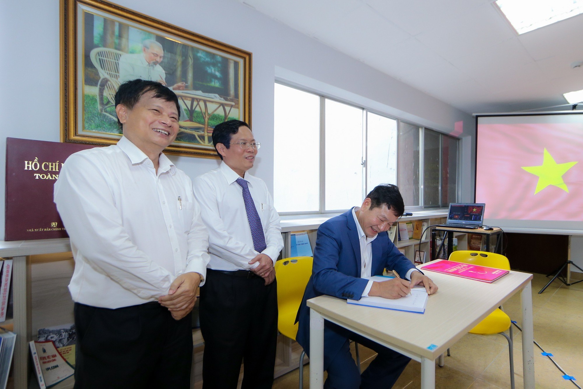 L&atilde;nh đạo Hội Nh&agrave; b&aacute;o Việt Nam v&agrave; Tập đo&agrave;n FPT thăm, l&agrave;m việc với B&aacute;o Người Lao Động - Ảnh 3.
