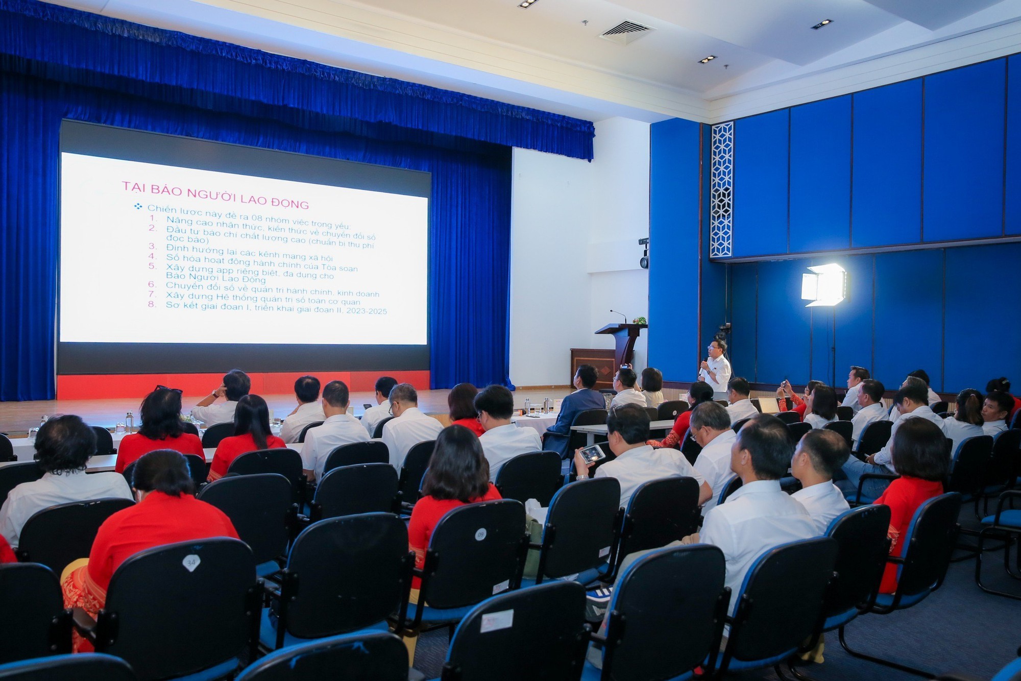 L&atilde;nh đạo Hội Nh&agrave; b&aacute;o Việt Nam v&agrave; Tập đo&agrave;n FPT thăm, l&agrave;m việc với B&aacute;o Người Lao Động - Ảnh 4.