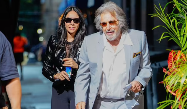 “Bố già” Al Pacino chia tay tình trẻ sau ba tháng có con