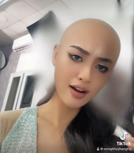 Một nàng hậu khiến dân tình hoang mang khi “cạo trọc đầu”
