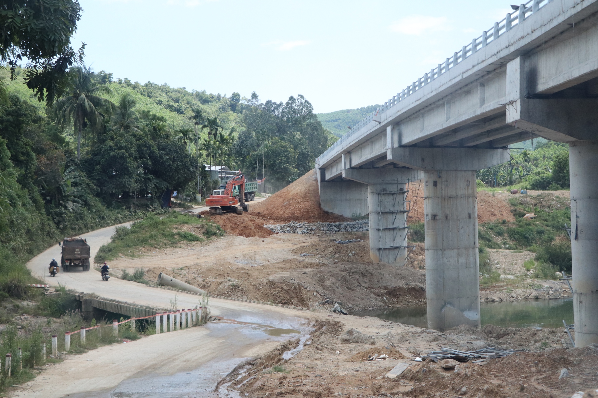 Đề nghị kiểm tra, xử lý việc dùng đất trái phép làm 2 cây cầu ở Quảng Nam