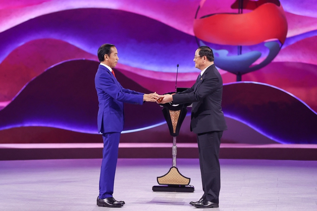 Thủ tướng về tới H&agrave; Nội, kết th&uacute;c chuyến c&ocirc;ng t&aacute;c tham dự Hội nghị cấp cao ASEAN - Ảnh 2.