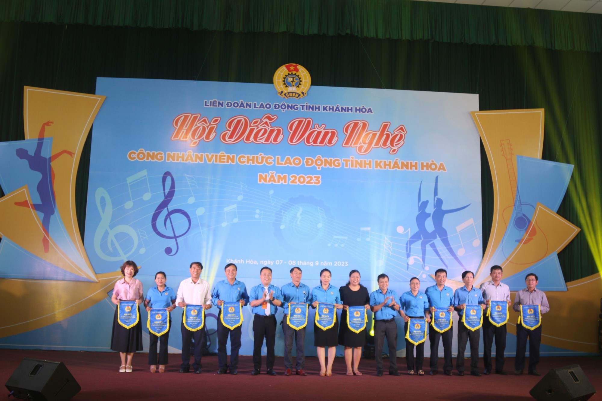 Gần 400 diễn vi&ecirc;n quần ch&uacute;ng tham gia hội diễn văn nghệ C&ocirc;ng đo&agrave;n Kh&aacute;nh H&ograve;a - Ảnh 2.