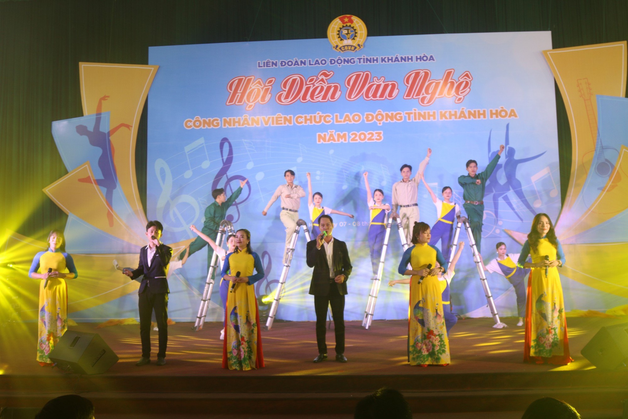 Gần 400 diễn vi&ecirc;n quần ch&uacute;ng tham gia hội diễn văn nghệ C&ocirc;ng đo&agrave;n Kh&aacute;nh H&ograve;a - Ảnh 4.
