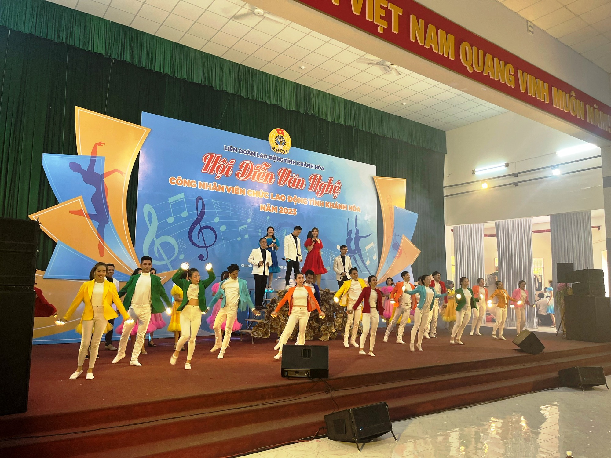 Gần 400 diễn vi&ecirc;n quần ch&uacute;ng tham gia hội diễn văn nghệ C&ocirc;ng đo&agrave;n Kh&aacute;nh H&ograve;a - Ảnh 6.