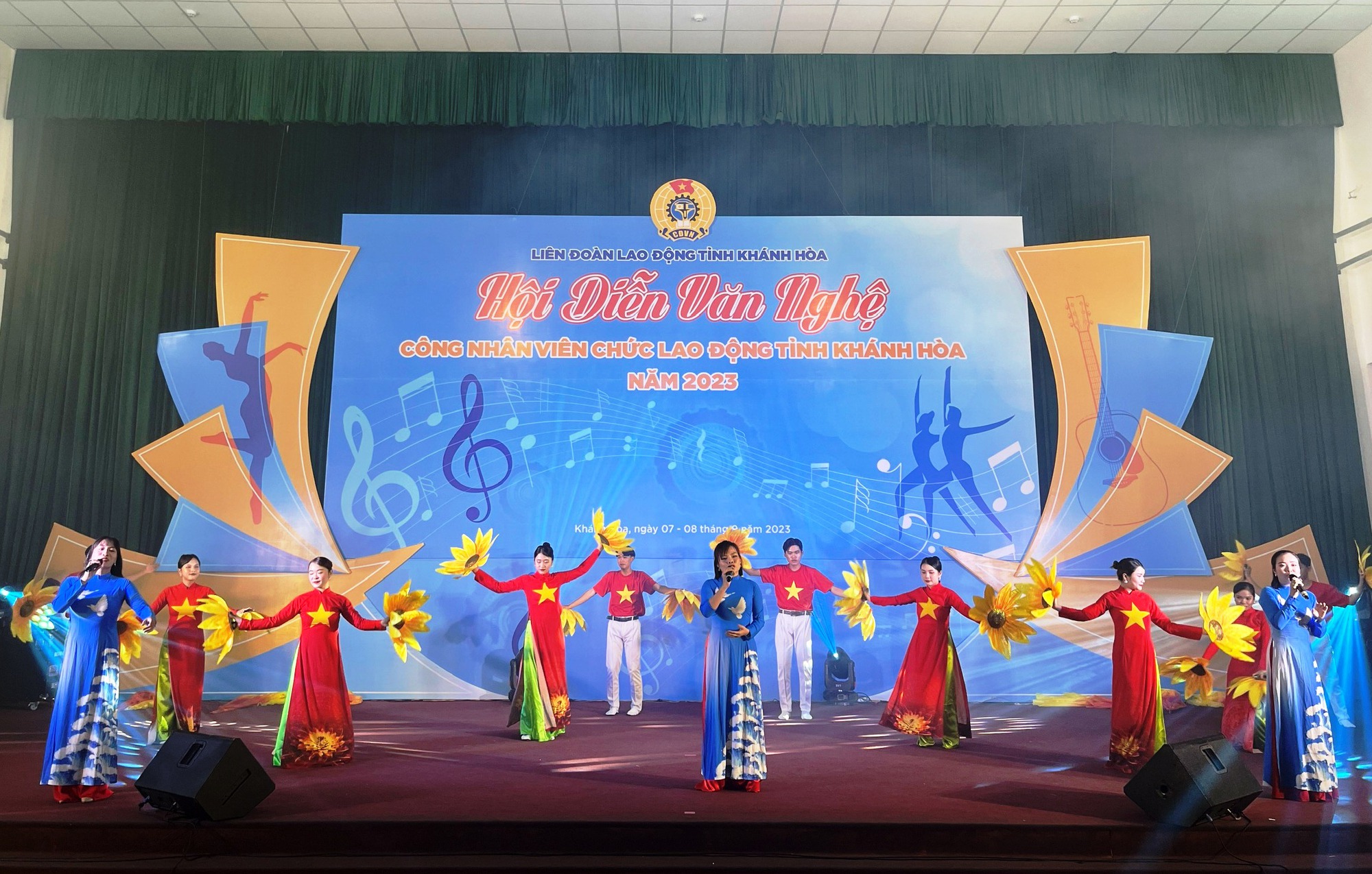 Gần 400 diễn vi&ecirc;n quần ch&uacute;ng tham gia hội diễn văn nghệ C&ocirc;ng đo&agrave;n Kh&aacute;nh H&ograve;a - Ảnh 3.