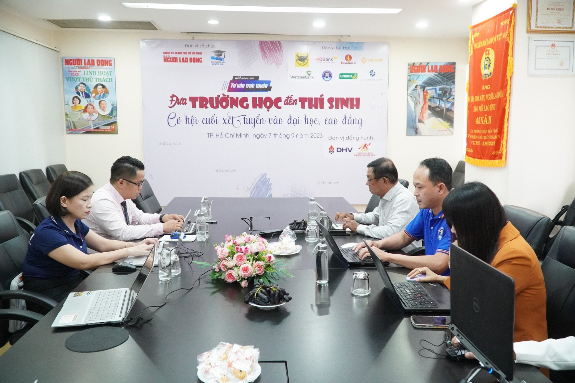 Tư vấn trực tuyến "Cơ hội cuối xét tuyển vào ĐH, CĐ"