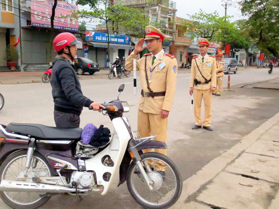 Không bắt buộc CSGT phải nói lời chào, cảm ơn tài xế