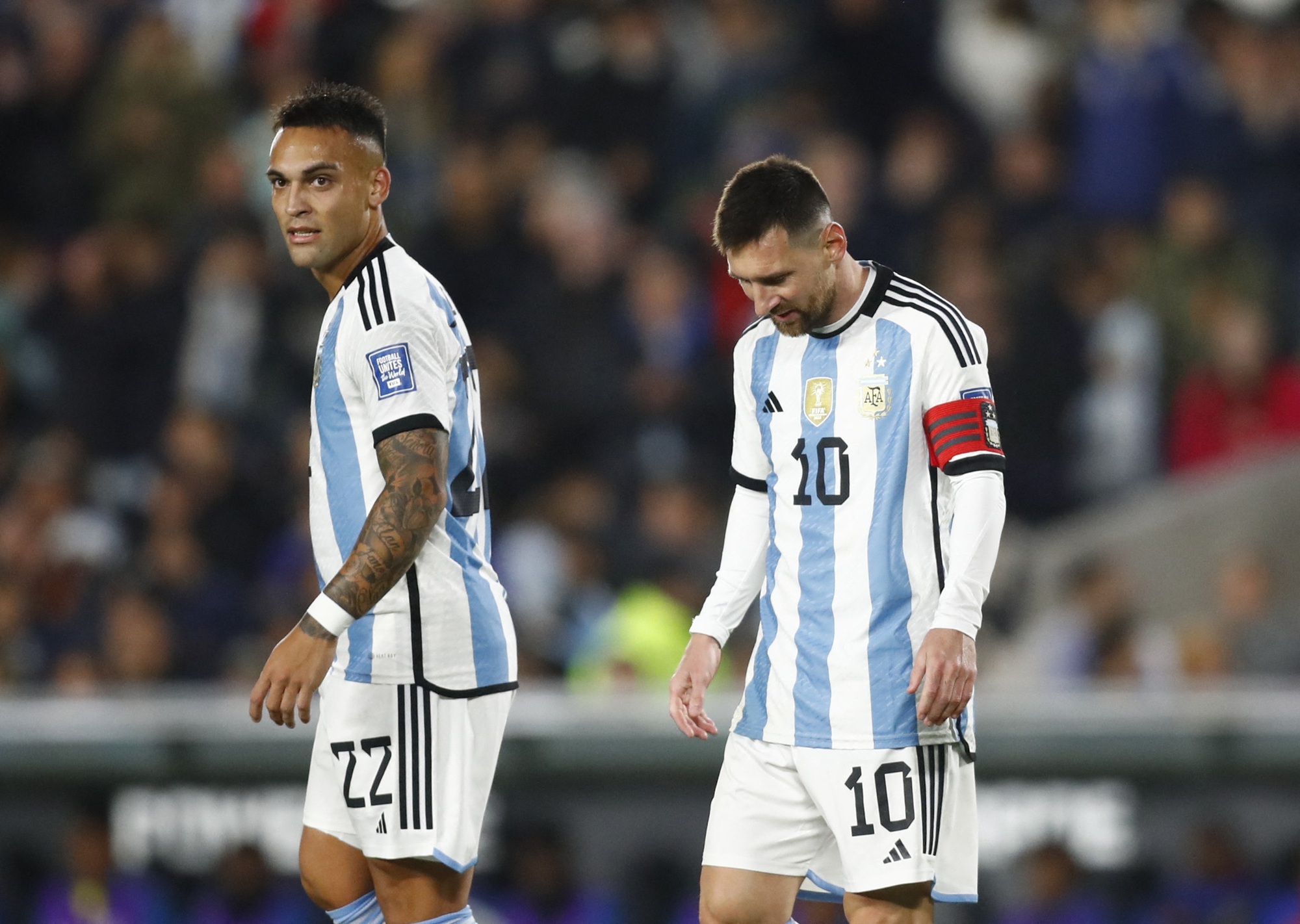 Messi đ&aacute; phạt th&agrave;nh b&agrave;n từ hơn 21 m, Argentina thắng s&aacute;t n&uacute;t tại v&ograve;ng loại World Cup - Ảnh 2.