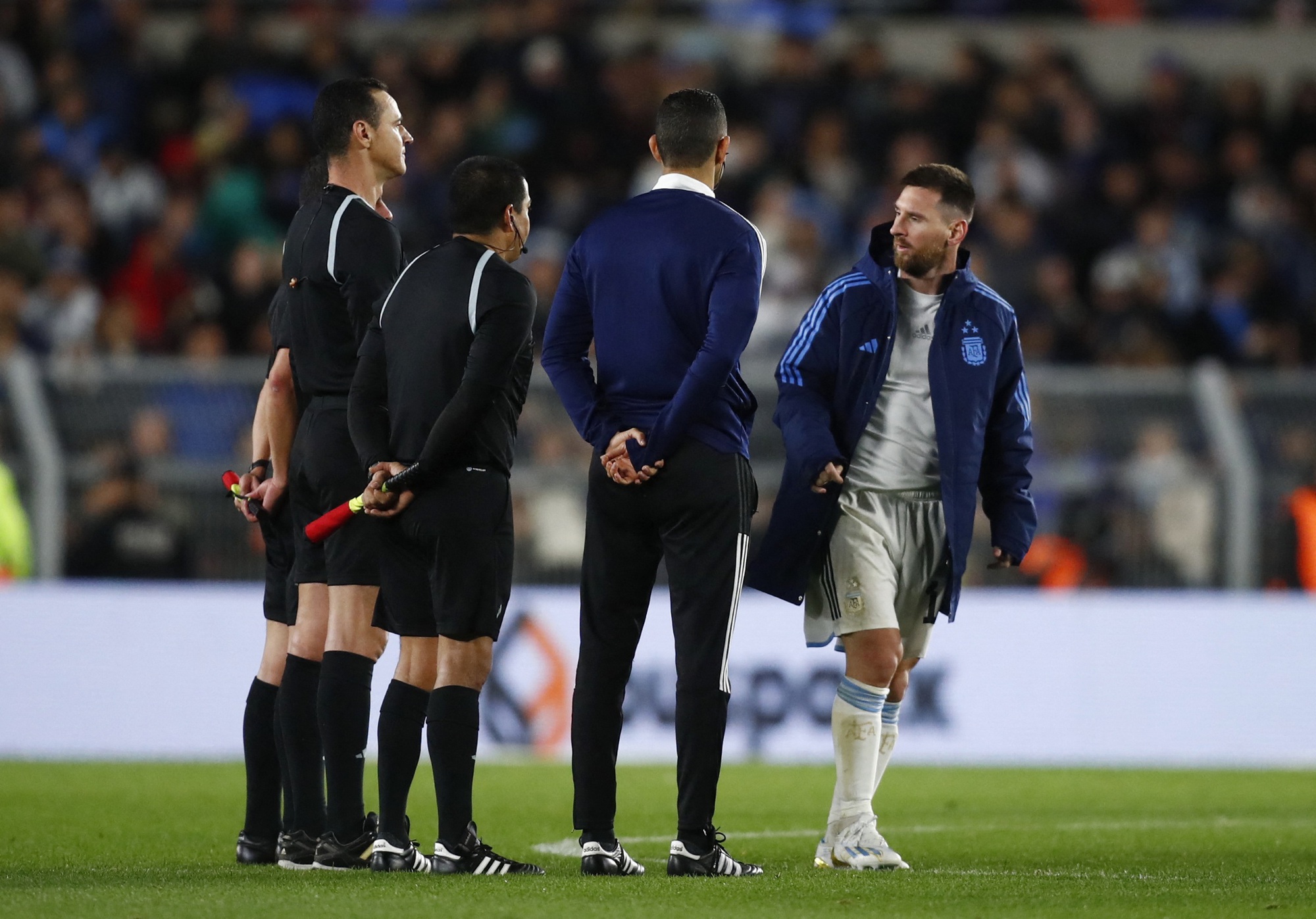 Messi đ&aacute; phạt th&agrave;nh b&agrave;n từ hơn 21 m, Argentina thắng s&aacute;t n&uacute;t tại v&ograve;ng loại World Cup - Ảnh 5.