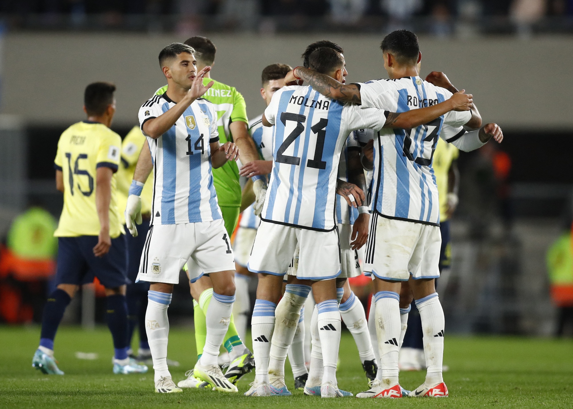 Messi đ&aacute; phạt th&agrave;nh b&agrave;n từ hơn 21 m, Argentina thắng s&aacute;t n&uacute;t tại v&ograve;ng loại World Cup - Ảnh 4.