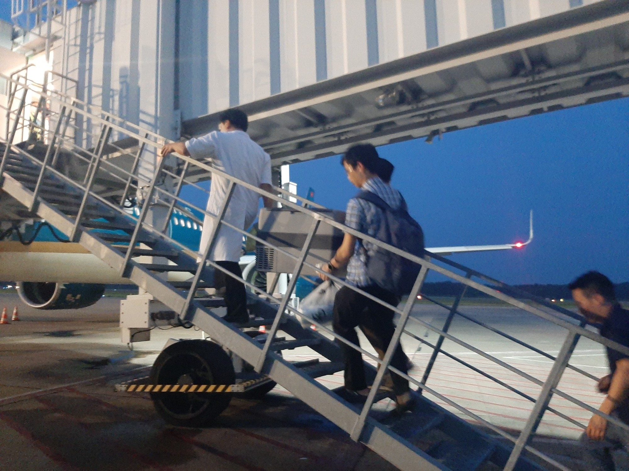 Chuyến bay lùi giờ cất cánh để chờ lá gan cứu người - Ảnh 1.