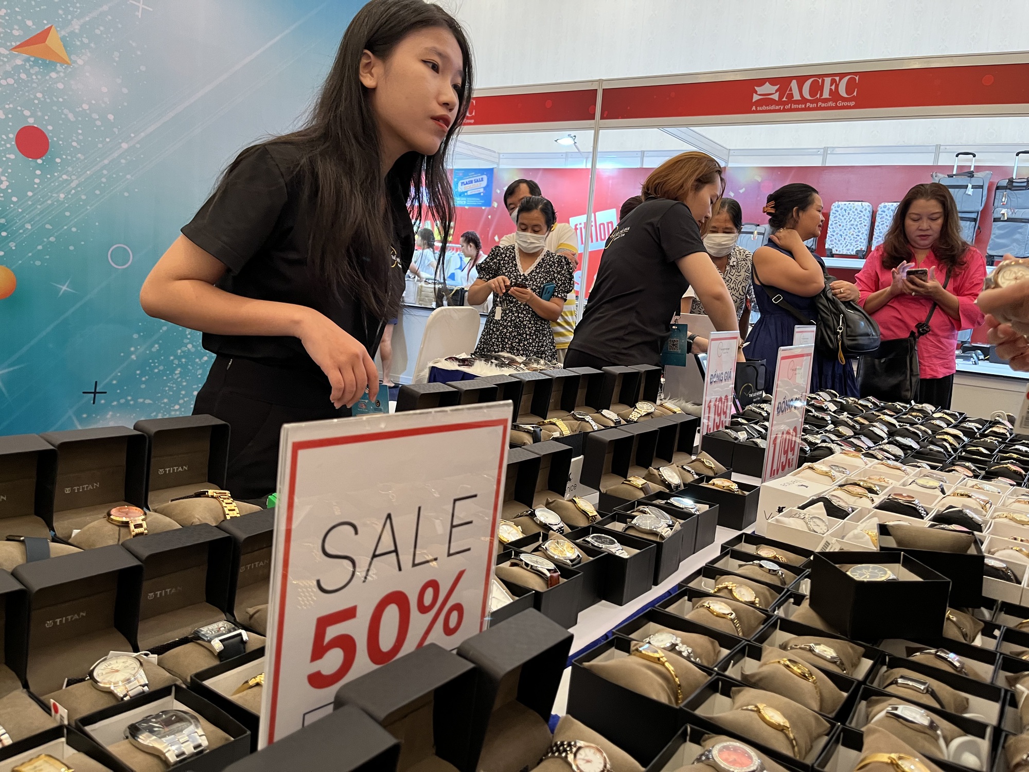 Tấp nập đi săn giày dép, túi xách hiệu giảm giá tới 90% ở TPHCM - Ảnh 5.