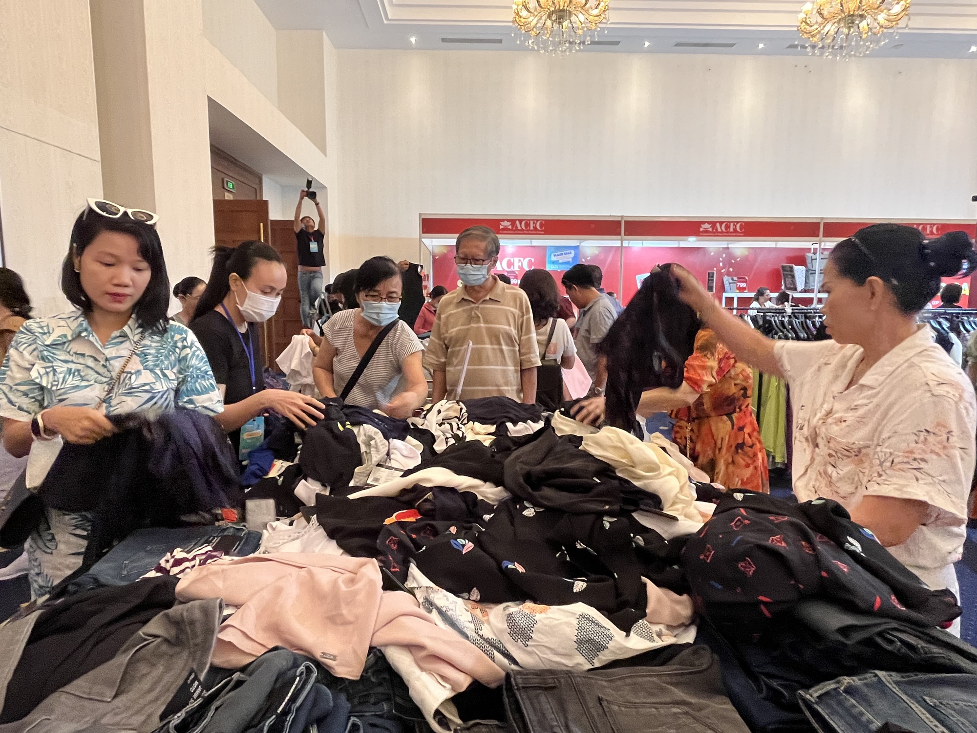Tấp nập đi săn giày dép, túi xách hiệu giảm giá tới 90% ở TPHCM - Ảnh 8.