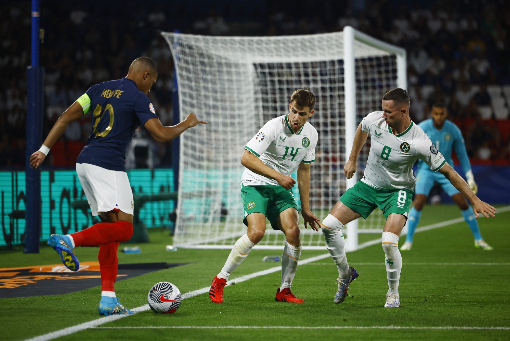 Bốc thăm v&ograve;ng 1/8 Champions League: PSG gặp may, Barcelona đại chiến Napoli- Ảnh 2.