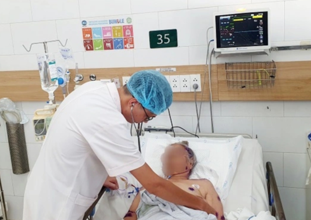 Đi bộ trong s&acirc;n nh&agrave;, người đ&agrave;n &ocirc;ng bị đ&agrave;n ong h&agrave;ng ng&agrave;n con bu k&iacute;n, đốt - Ảnh 1.