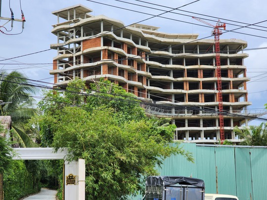 Công trình 12 tầng bị cưỡng chế ở Phú Quốc vẫn ngang nhiên tồn tại - Ảnh 3.