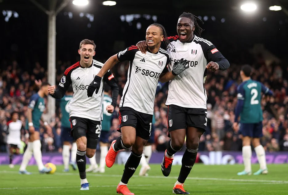 Tr&igrave;nh diễn tệ hại, Arsenal c&oacute; c&ograve;n cơ hội đua v&ocirc; địch?- Ảnh 2.