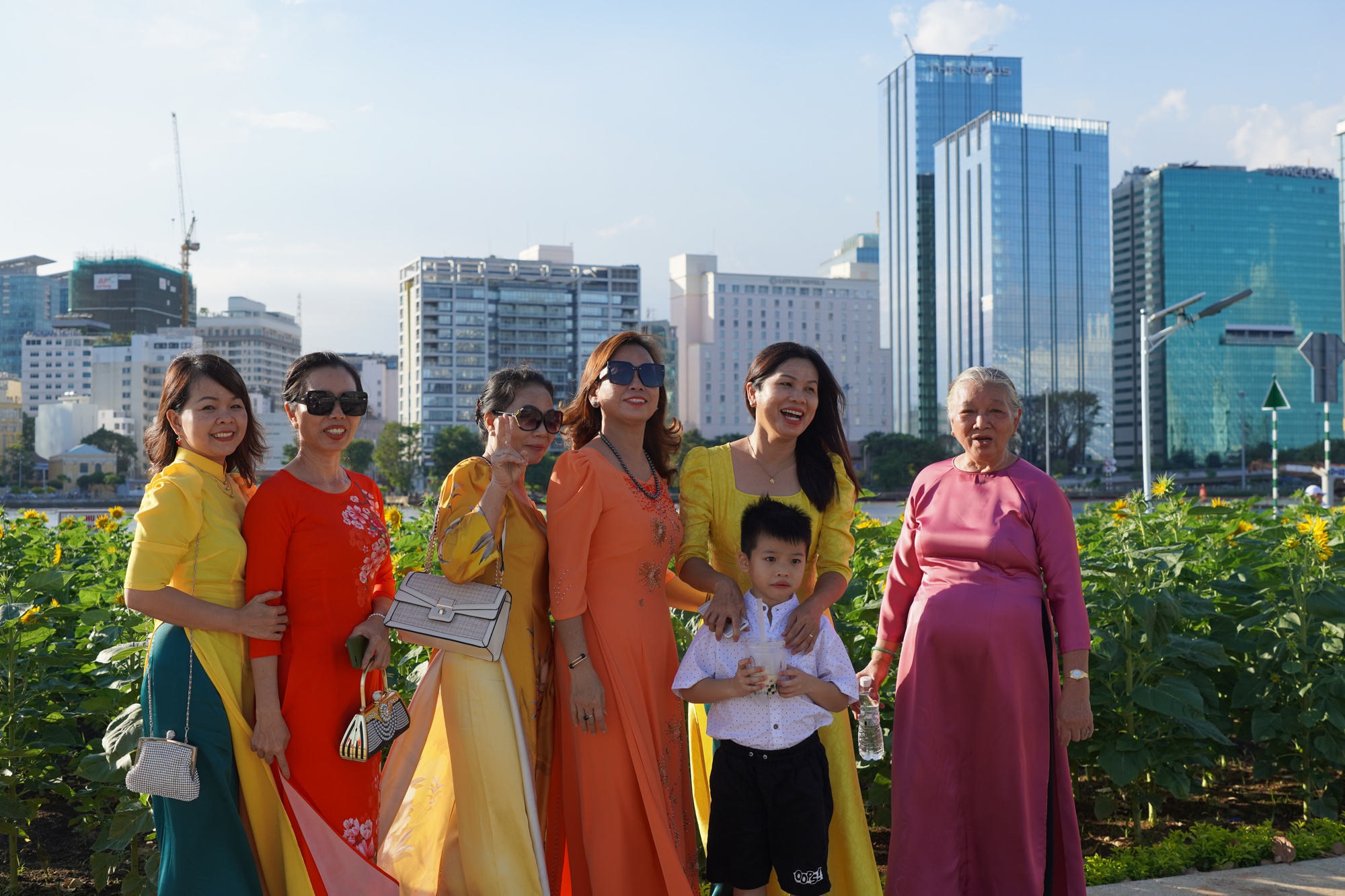 Vườn hoa hướng dương ven s&ocirc;ng S&agrave;i G&ograve;n nườm nượp  kh&aacute;ch ng&agrave;y đầu năm- Ảnh 5.