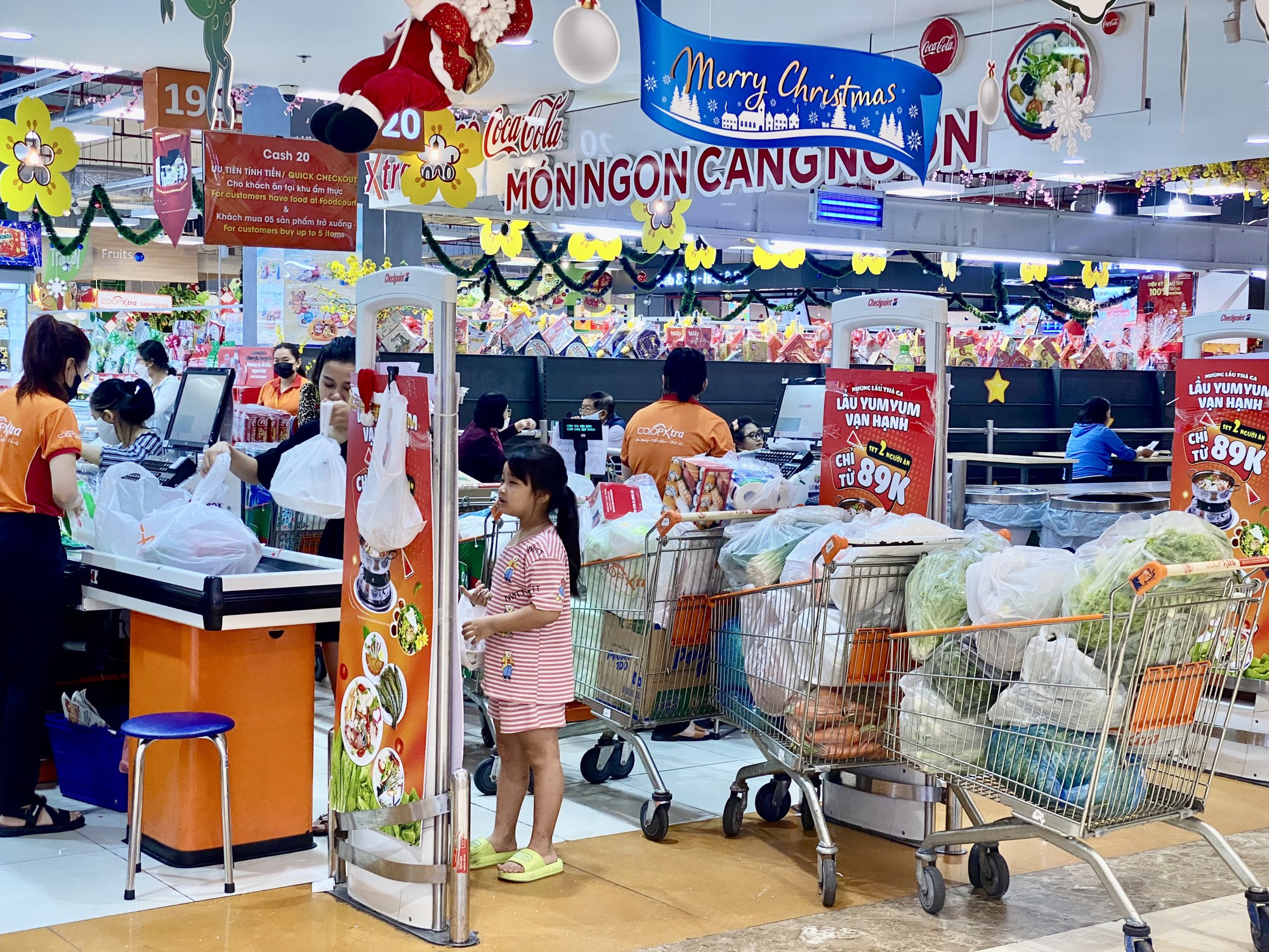 Không đi du lịch xa, người dân TP HCM làm gì ngày đầu năm 2024?- Ảnh 2.