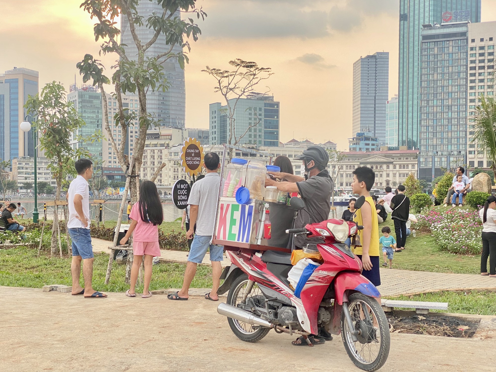 Xếp hàng dài, đợi gần 60 phút để tới lượt gọi món trong dịp Tết dương lịch- Ảnh 6.