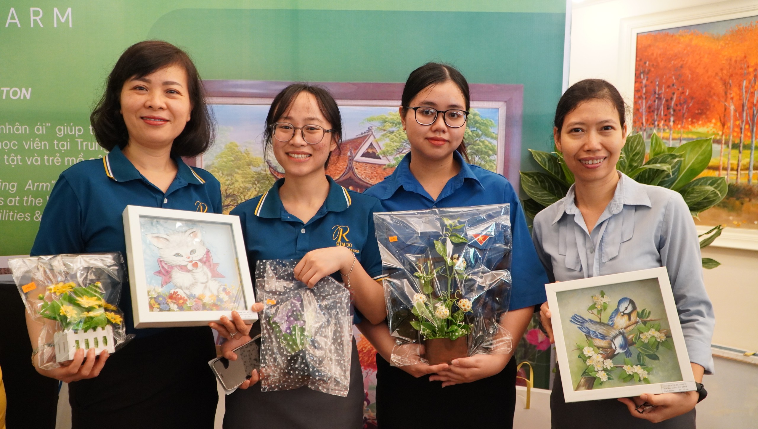 Mê mẩn với những bức tranh tạo ra từ người khuyết tật- Ảnh 12.