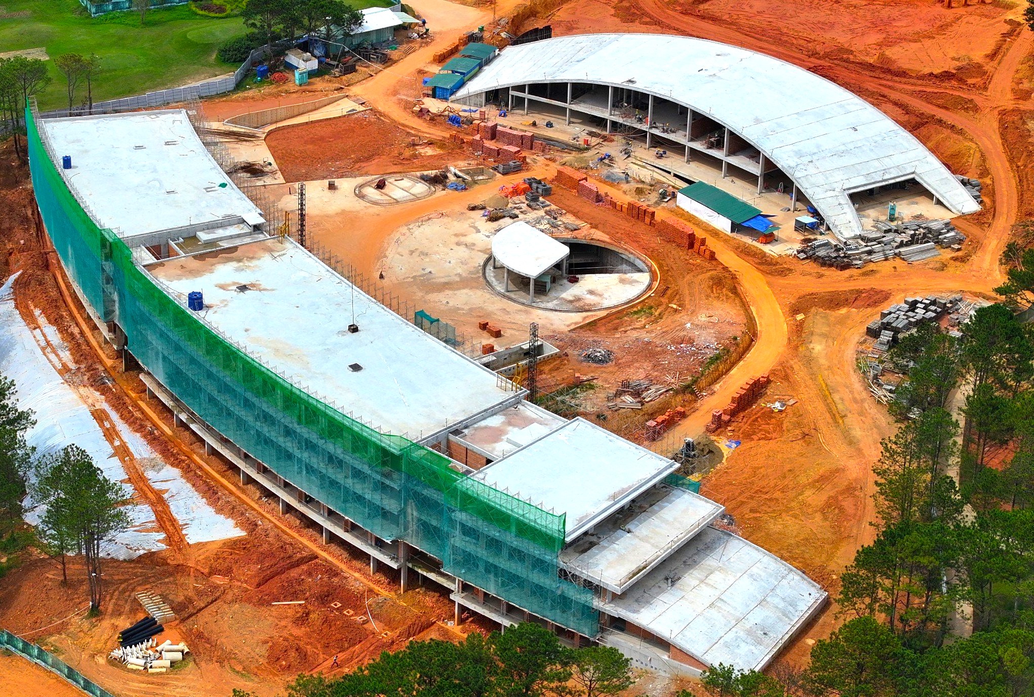 Các công trình xây dựng tại dự án tòa nhà CLB golf của Công ty CP Hoàng Gia ĐL