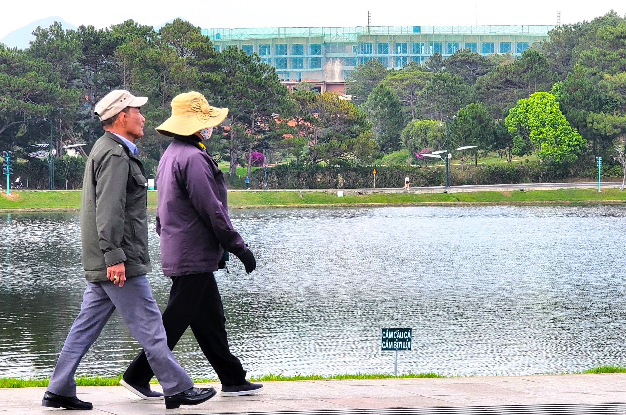 Tòa nhà xây dựng không phép trong dự án nhìn từ hồ Xuân Hương