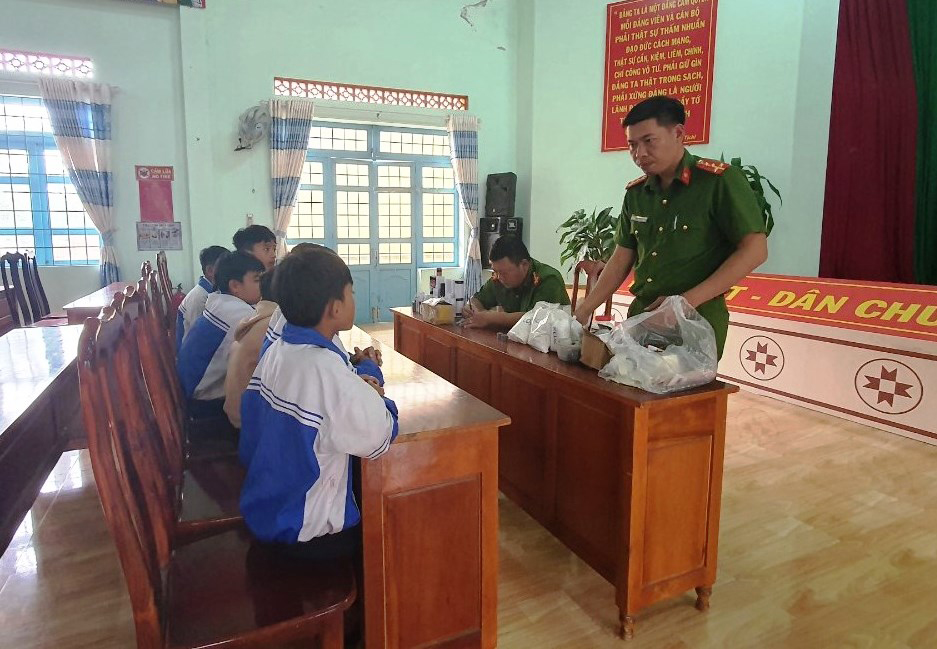 Rộ nạn học sinh chế tạo, mua bán pháo nổ- Ảnh 1.